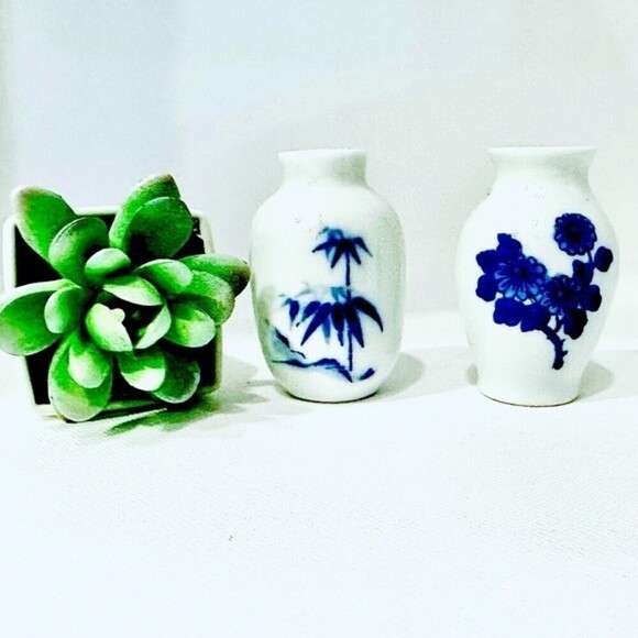 Chinese Porcelain Vases Set of 2‎ Blue & White in a Floral Design - Picture 1 of 8